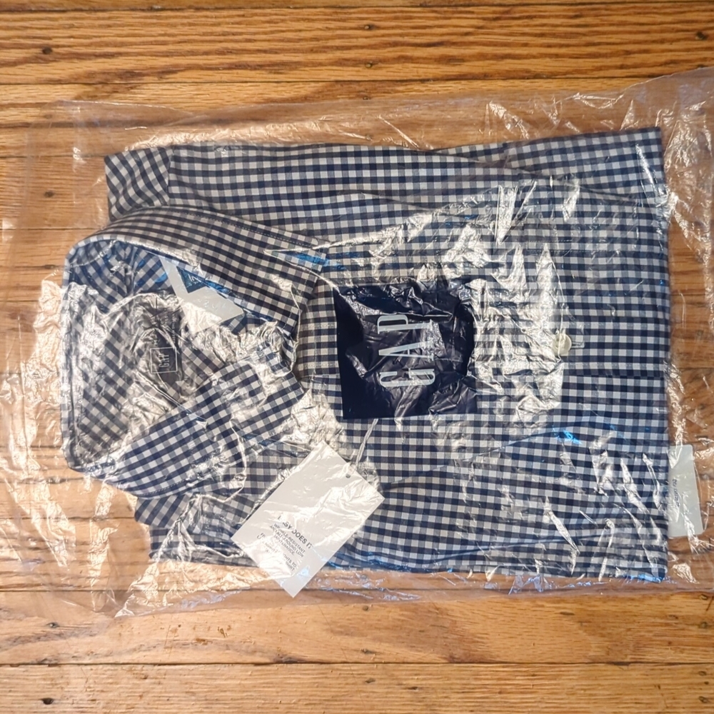 Gap wrinkle resistant dress shirt. Medium. Blue and white gingham pattern.